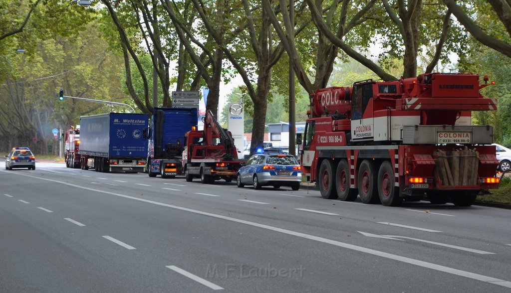 LKW verliert Auflieger Koeln Boltensternstr Pasteurstr P2046.JPG